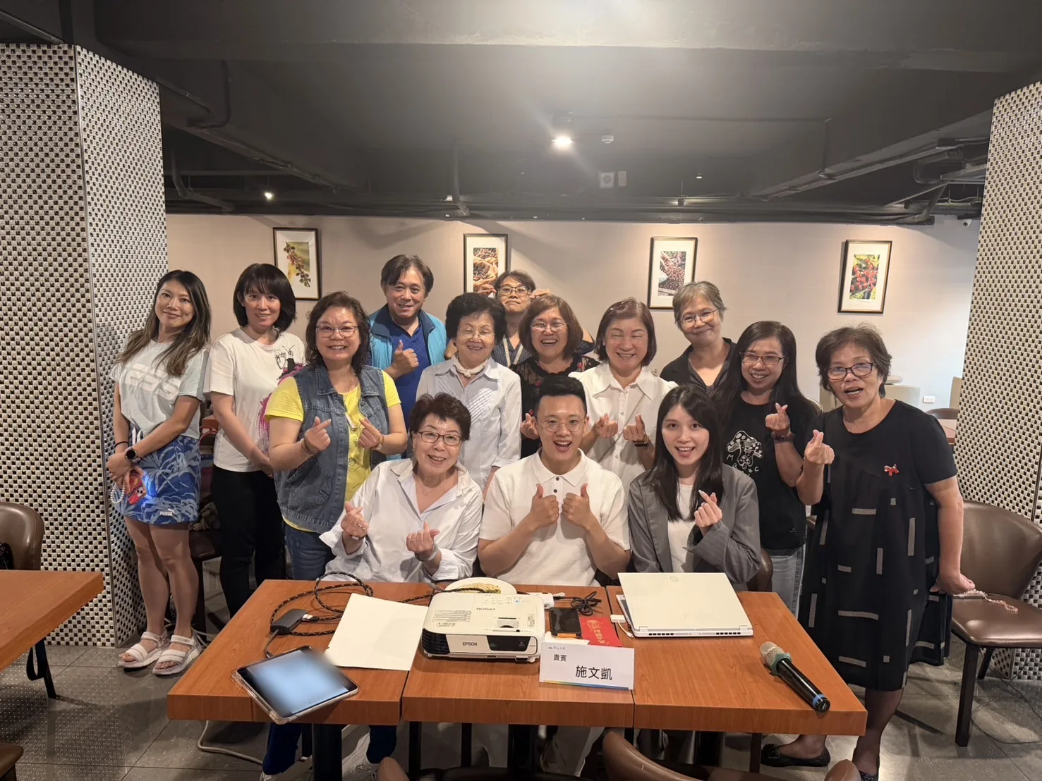 施文凱與學員在課後圍著桌子合影